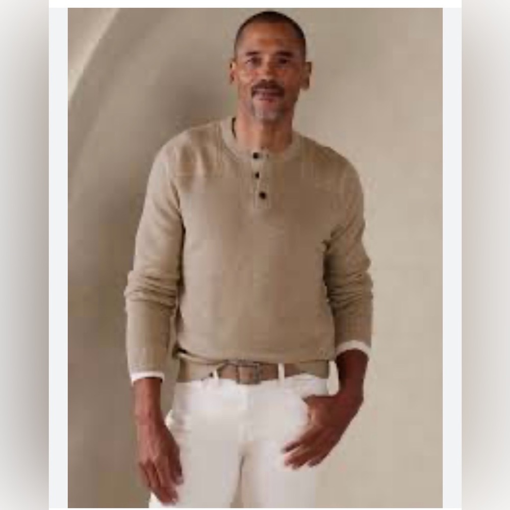 NWT Oatmeal Wavy Texture Henley Sweater from Banana Republic. Men’s Small.